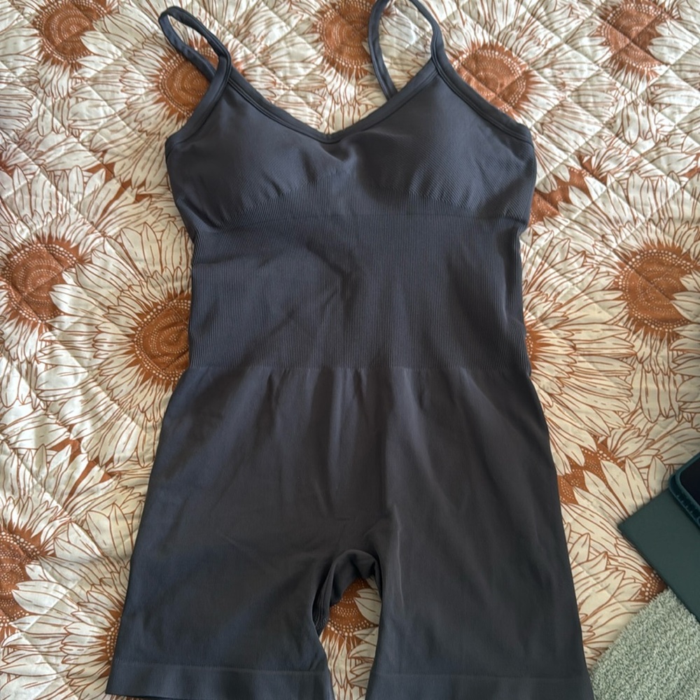 Aurola onesie (Size L)